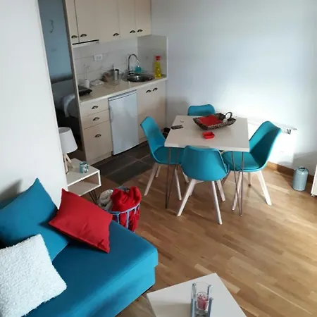 D11 Dvori Apartman *