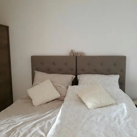 D11 Dvori Apartman *